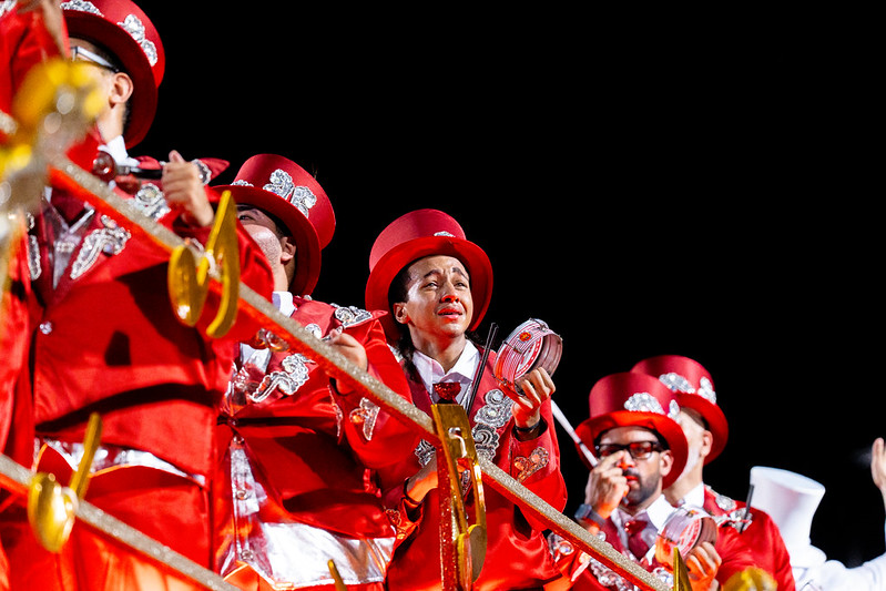 <p>No encerramento, a bateria assumiu papel absoluto de protagonista. Com paradinhas longas, bossas elaboradas e retomadas explosivas, os ritmistas transformaram a avenida em um verdadeiro espetáculo de precisão e potência.</p>
