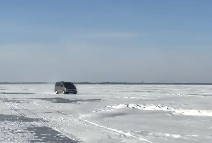 Voluntários criam 'estrada de gelo' sobre o Lago Winnebago, em Wisconsin – Reprodução/NBC 26