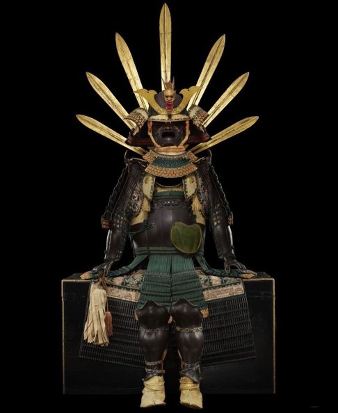 <p>Entre os destaques da exposição estão uma armadura rara e obras que conectam o passado à arte e ao entretenimento atuais.</p>
