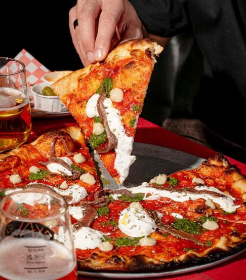 <p>3º) A majestic take on the marinara (Short Road Pizza, Londres, Reino Unido) – Molho pomodoro, purê de alho, chimichurri picante, burrata e anchovas sicilianas.</p>
