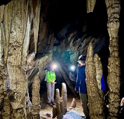 <p>Diferentemente das cavernas de calcário, formações em granito raramente contém espeleotemas — formações minerais como as estalactites.</p>
