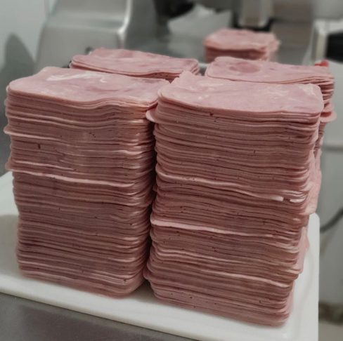 <p>A carne é moída, temperada e aquecida e, desde novembro de 2022, a legislação permite a adição de água, amido e proteínas não animais, dentro de limites definidos.</p>
