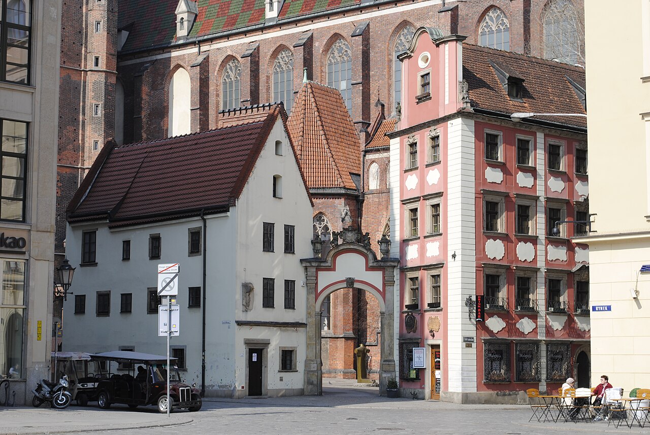 <p>Em uma das esquinas da Praça do Mercado encontram-se as famosas Casas de João e Maria. A saber, dois edifícios medievais de grande curiosidades, unidos por um arco que lhes rendeu tal apelido carinhoso, como se fossem irmãos inseparáveis.</p>

