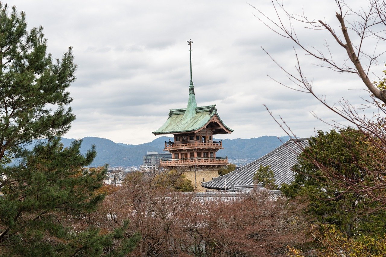 <p>Situada a aproximadamente 550 quilômetros de Tóquio, Kyoto está no sul da ilha de Honshu. Sua posição estratégica favoreceu o desenvolvimento urbano e cultural, tornando-se um ponto de encontro entre tradição e inovação.</p>
