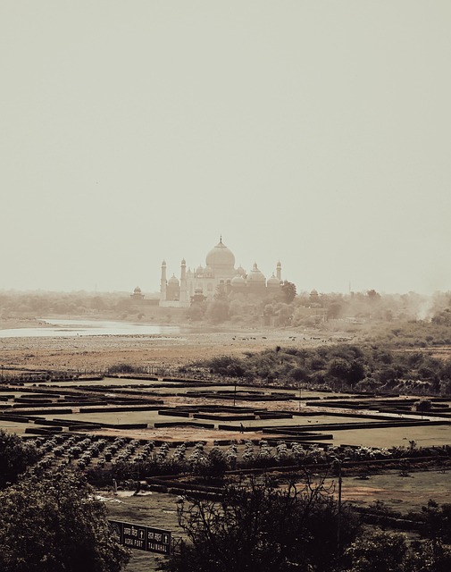 <p>A construção do Taj Mahal começou em 1631 e foi concluída em 1648. Mais de 20 mil trabalhadores participaram da complexa obra, que exigiu técnicas avançadas e materiais raros, tornando-se um marco da engenharia e da arte mughal.</p>
