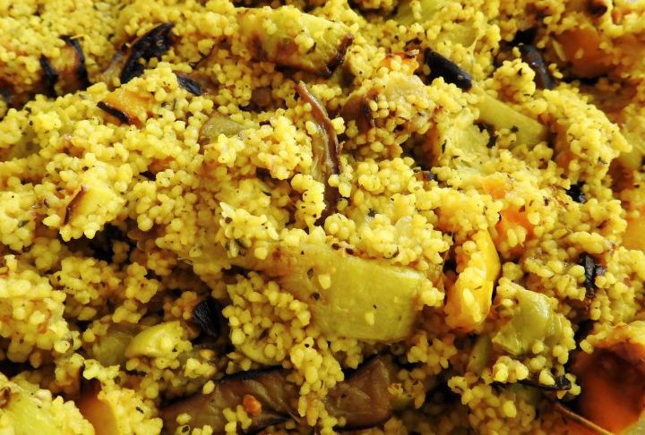 <p>O cuscuz chegou ao Brasil inspirado em um prato de Magrebe, que fica no Norte da África, mas aqui ganhou identidade própria.</p>
