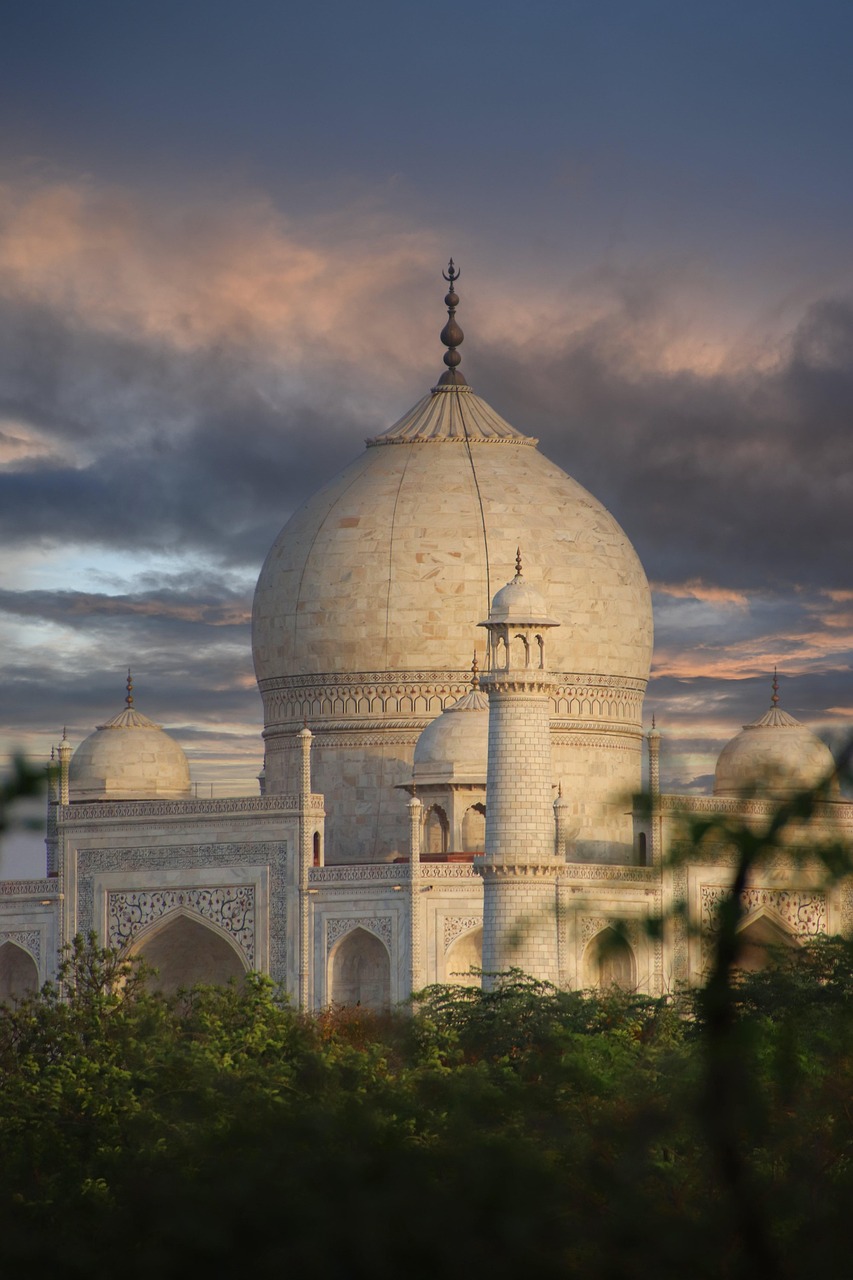 <p>A cúpula central do Taj Mahal é uma das mais impressionantes do mundo, com proporções perfeitas e detalhes refinados. Costurada com fios de ouro, ela se destaca como elemento principal da estrutura, reforçando a grandiosidade do monumento.</p>
