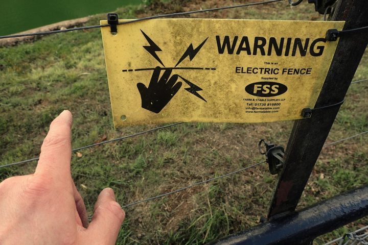 <p>Os principais vilões são: tocar em fios descascados ou barramentos energizados; tomadas defeituosas ou instalações elétricas irregulares.</p>
