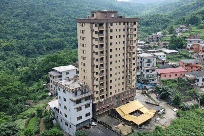 Prédio de 15 andares é construído abrigar mais de cem pessoas da mesma família na China — Imagem gerada por IA