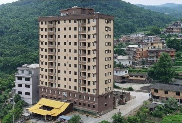 Prédio de 15 andares é construído abrigar mais de cem pessoas da mesma família na China — Imagem gerada por IA