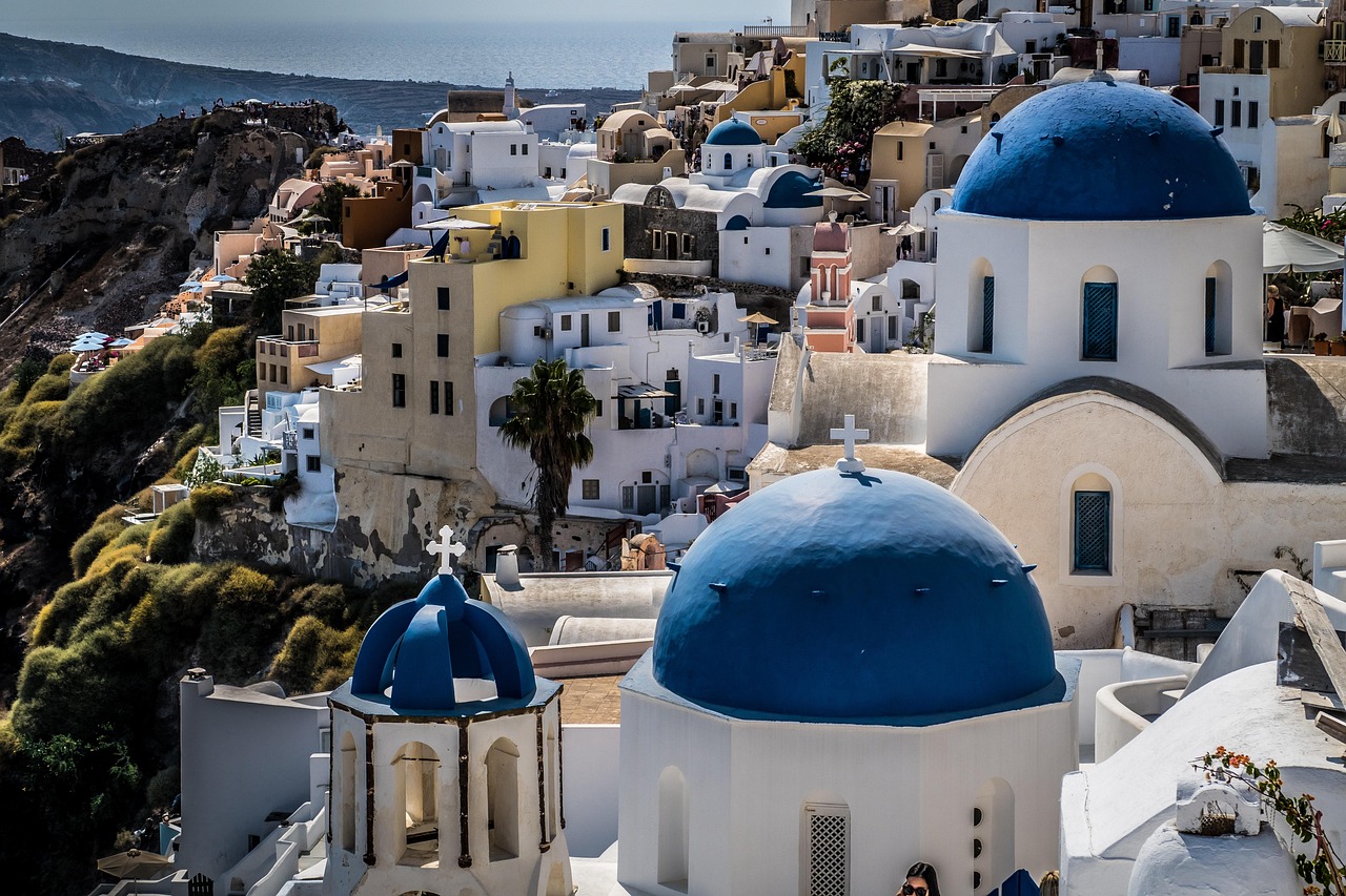 <p>Com paisagens vulcânicas únicas, aldeias caiadas de branco e várias com cúpula azul, vistas deslumbrantes para o Mar Egeu, a ilha combina história, tradição e beleza natural. Não à toa, é considerada a joia das Cíclades.</p>
