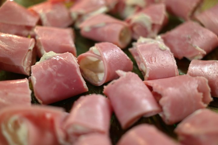<p>O apresuntado é um quebra-galho honesto para receitas nas quais o sabor da carne será camuflado por outros ingredientes, como em um enroladinho de massa.</p>
