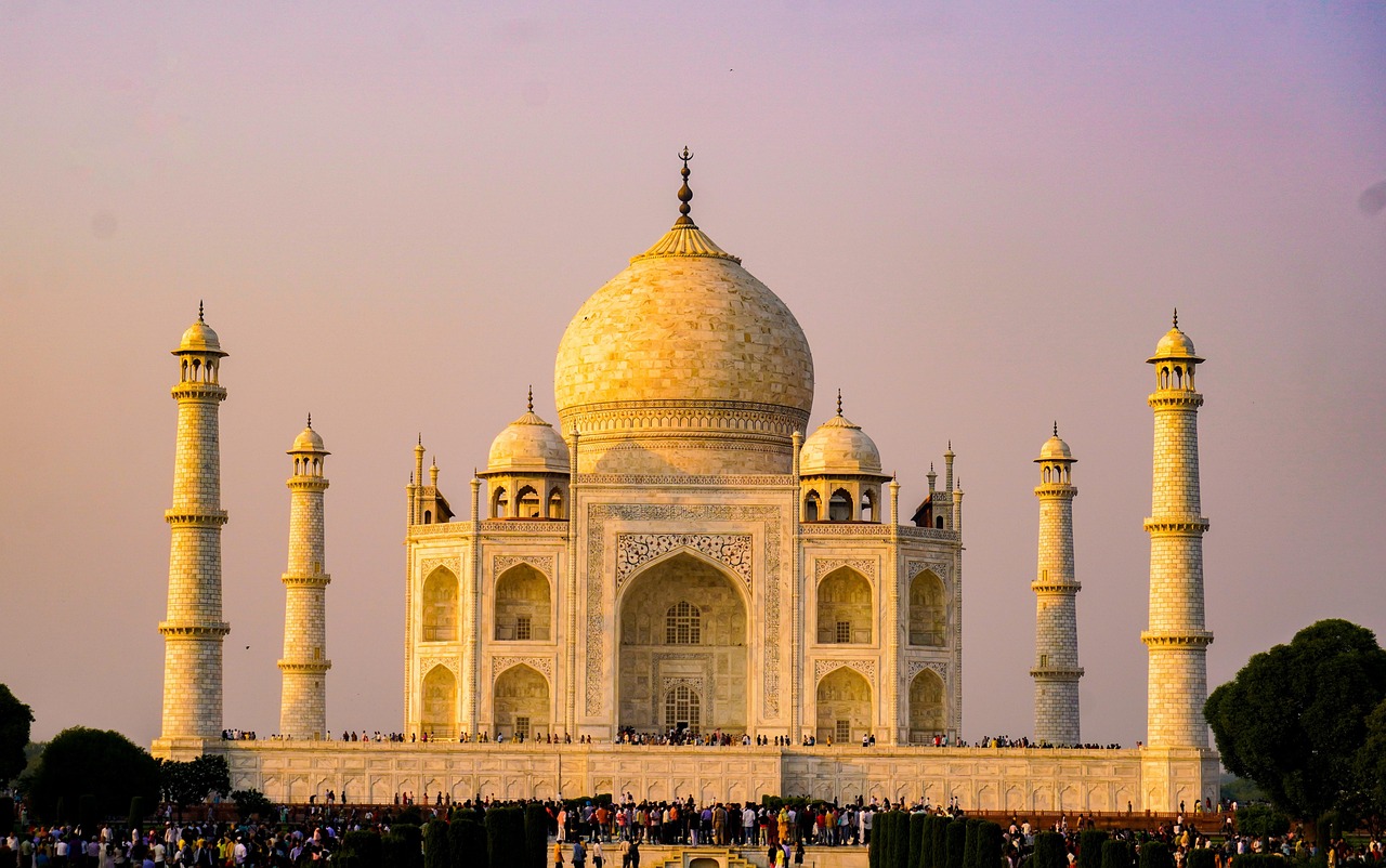 <p>O Taj Mahal encanta por sua capacidade de mudar de aparência conforme a luz do sol e da lua. Ao amanhecer, ao entardecer ou sob o luar, o mármore branco reflete diferentes tonalidades, tornando cada visita uma experiência única e inesquecível.</p>
