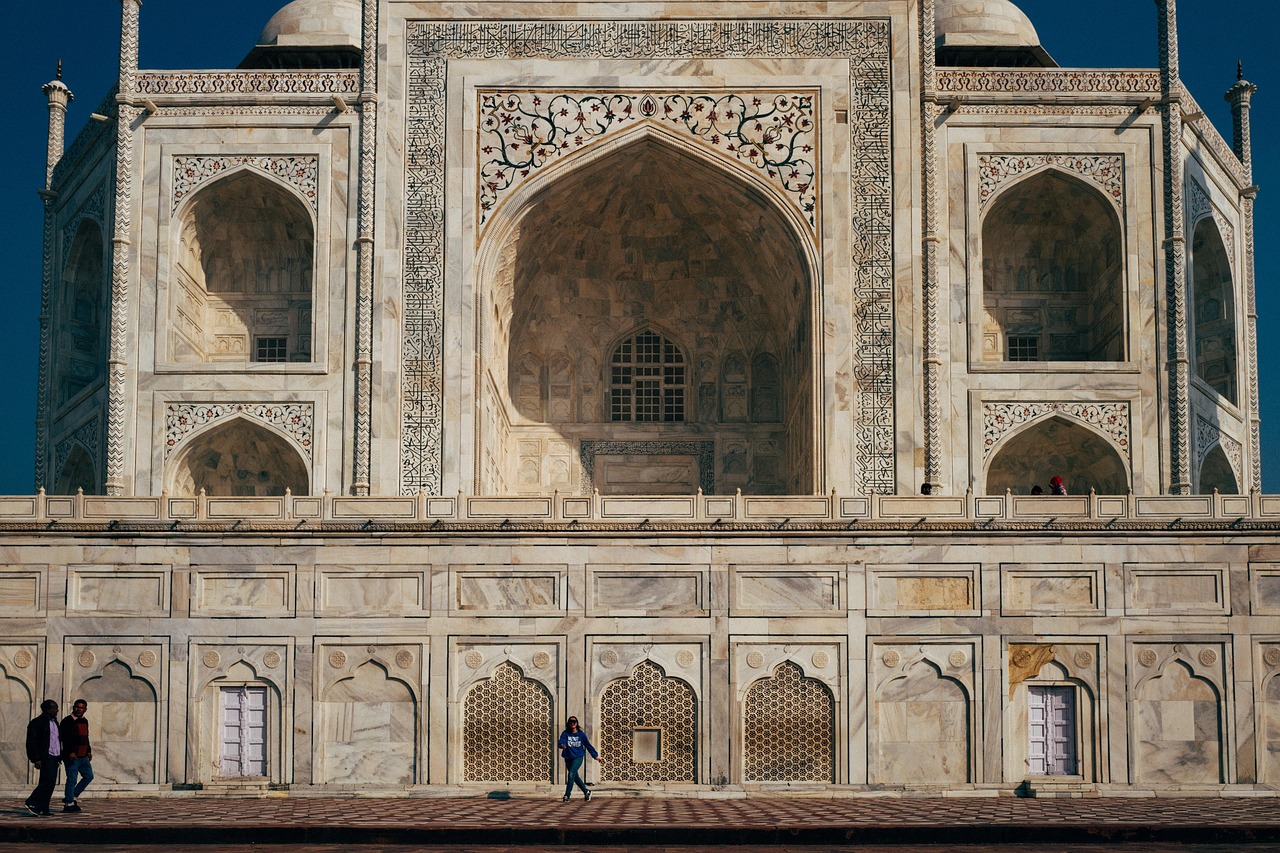<p>A morte de Mumtaz abalou profundamente Shah Jahan, que decidiu eternizar sua memória em um monumento sem precedentes. Assim, o Taj Mahal é visto como uma das maiores provas de amor da história, transmitindo emoção e beleza por meio de sua arquitetura única.</p>
