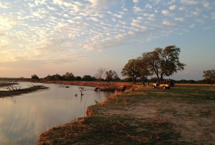 <p>Fazendo fronteira com oito países, o território zambiano é definido por um vasto planalto recortado por vales de rios e savanas ricas em biodiversidade.</p>
