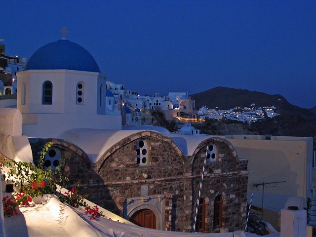 <p>Santorini não é apenas contemplação: sua vida noturna é animada, com bares e clubes nas falésias. A atmosfera vibrante atrai jovens e viajantes que buscam diversão após o pôr do sol.</p>
