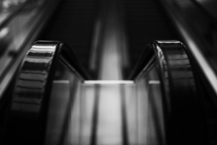 Escada rolante, imagem NEUTRA – Liana S/Unsplash