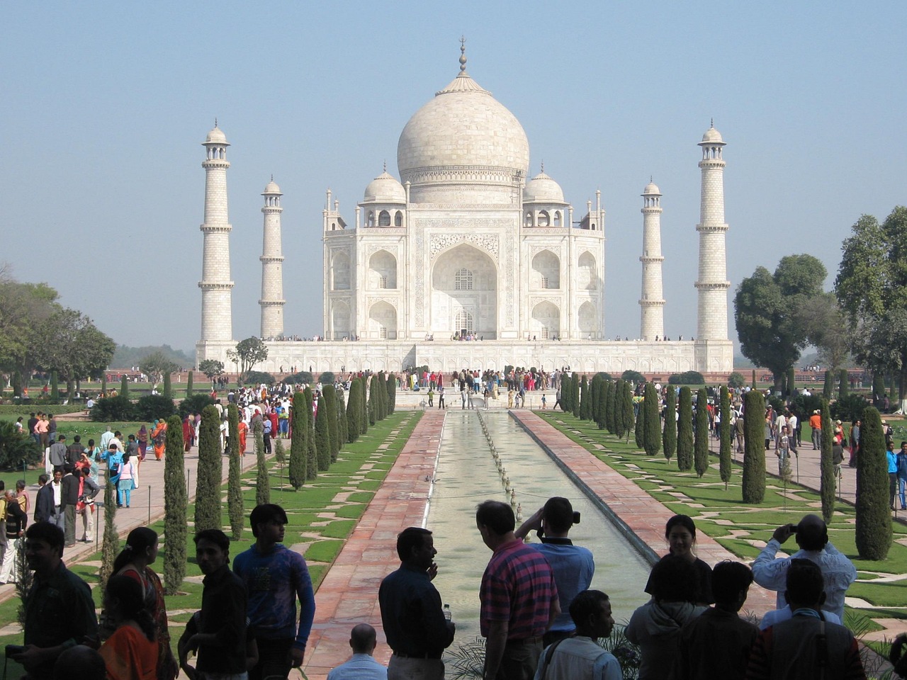 <p>Atualmente, o Taj Mahal recebe cerca de 3 milhões de visitantes por ano. O fluxo constante de turistas confirma sua relevância global e sua capacidade de emocionar pessoas de diferentes culturas e origens.</p>
