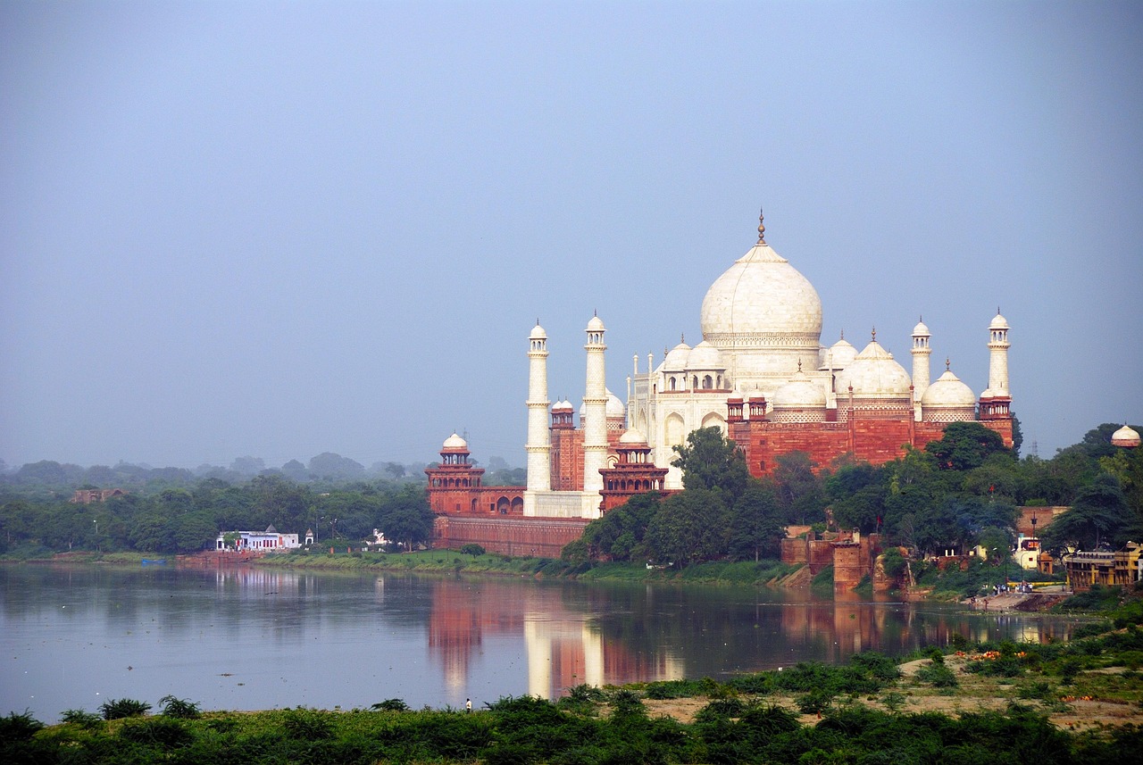 <p>O nome Taj Mahal significa “Coroa de Mahal”. O imperador chamava sua esposa de “Mumtaz Mahal”, que significa “a joia do palácio”. Essa denominação reforça o caráter afetivo e simbólico do monumento.</p>
