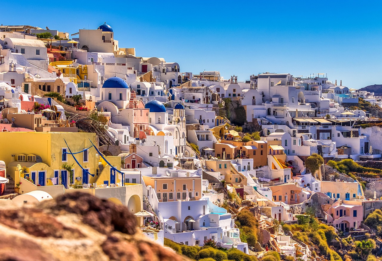<p>As aldeias de Santorini são famosas por suas casas brancas em forma de cubos, ruas estreitas e igrejas com cúpulas azuis. Construídas à beira das falésias, oferecem vistas panorâmicas que se tornaram símbolos da Grécia.</p>

