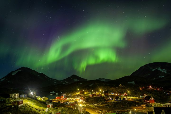 <p>Também é durante esse período que a aurora boreal costuma dar as caras como um espetáculo natural que ilumina o céu e ameniza a “longa noite”.</p>
