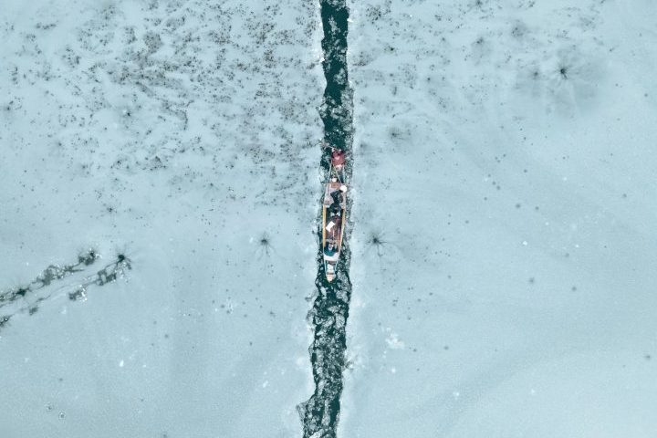 <p>As condições meteorológicas tornam o transporte imprevisível, pois além do mar congelado, nevascas frequentes reduzem a visibilidade nos aeroportos.</p>
