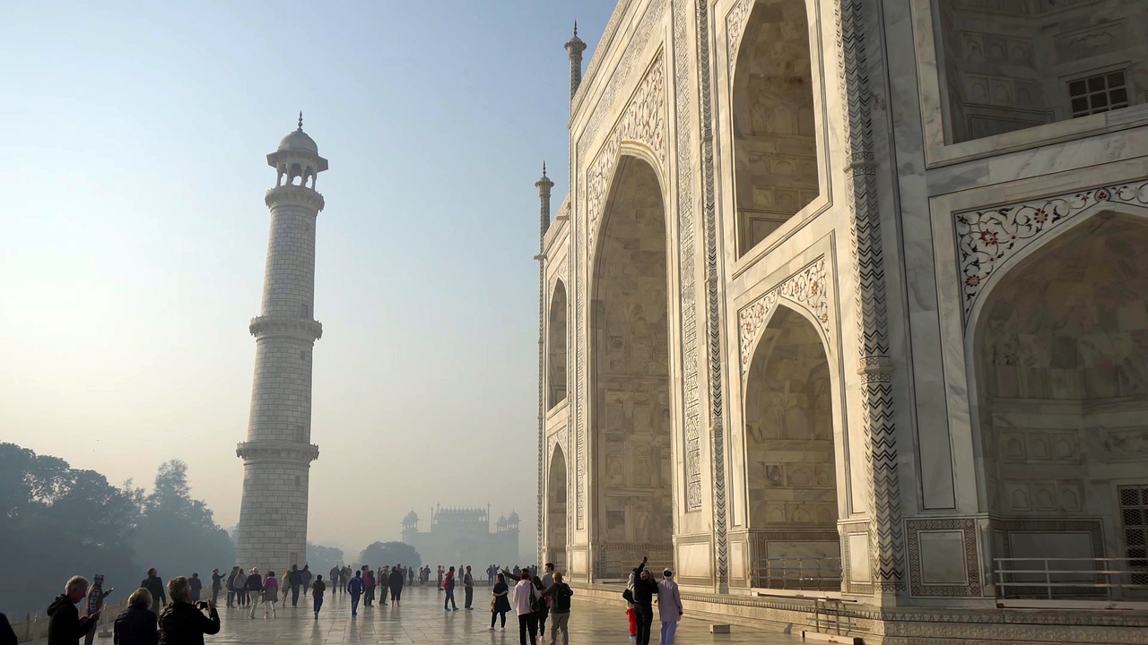 <p>Há relatos de que o imperador planejava construir outro mausoléu em mármore preto, em frente ao Taj Mahal, para que ambos pudessem “se olhar” pela eternidade. O projeto, no entanto, nunca foi realizado, permanecendo como uma curiosidade histórica.</p>
