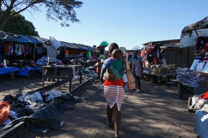 <p>Apesar de possuir muitos recursos naturais, como água, terras férteis e minerais, a Zâmbia ainda enfrenta altos índices de pobreza e desigualdade.</p>
