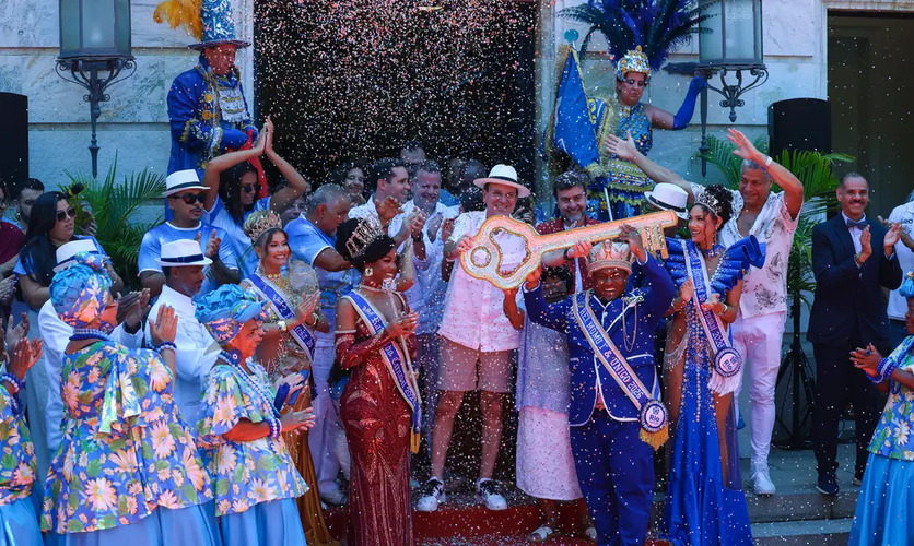<p>O Rei Momo do Carnaval do Rio em 2026 é Danilo Vieira. Carioca de 30 anos e ligado ao samba, ele foi eleito pela Riotur e recebeu simbolicamente a chave da cidade das mãos do prefeito, Eduardo Paes, abrindo oficialmente o Carnaval 2026 e assumindo o papel de “comandar” a folia durante os dias de festa.</p>
