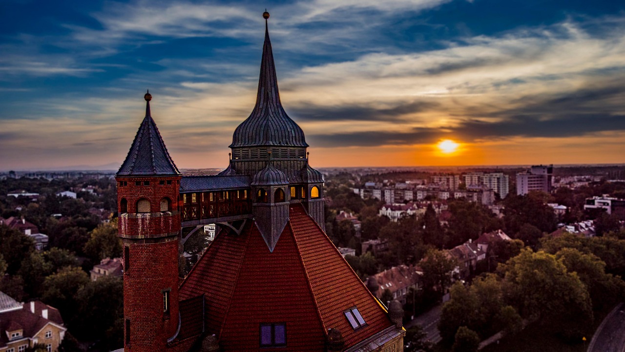 <p>Wroc?aw é uma cidade que surpreende pela mistura de tradição e modernidade. Entre pontes, gnomos, praças medievais e uma atmosfera cultural vibrante, ela conquista quem a visita e confirma seu título de “Veneza polonesa”.</p>
