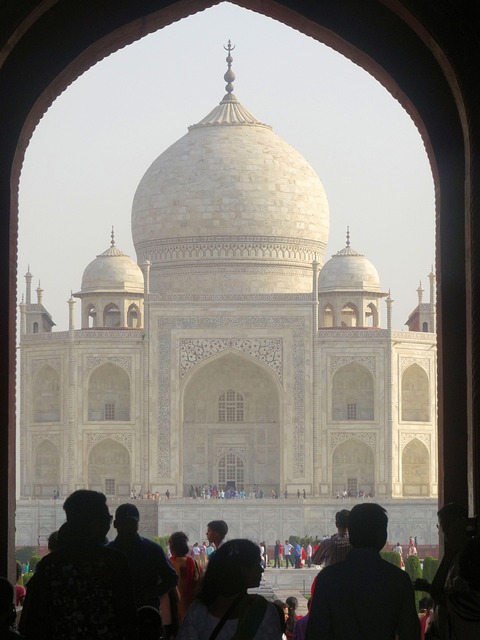 <p>O mausoléu está aberto à visitação todos os dias, exceto às sextas-feiras, quando é reservado para orações. Essa prática mantém viva a tradição religiosa e reforça o caráter espiritual do local.</p>
