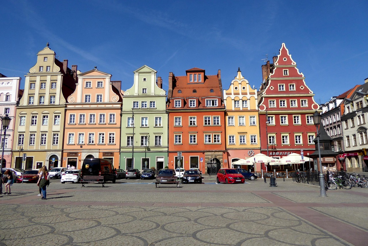 <p>A Praça do Mercado, ou Rynek, é uma das mais belas praças medievais da Europa. Cercada por edifícios coloridos e pelo imponente prédio da prefeitura, é o coração social e cultural da cidade, sempre animada por cafés, restaurantes e eventos.</p>
