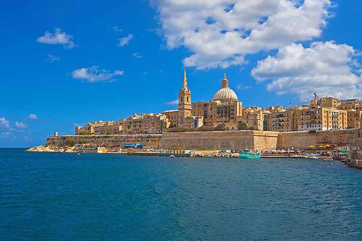 No coração do Mediterrâneo,  Malta se destaca como um pequeno país formado por três ilhas habitadas que encantam pela sua beleza irresistível. Entre edifícios centenários de tom bronzeado e águas de um azul profundo, Malta oferece história, cultura e hospitalidade. Além disso, sua gastronomia vibrante e tradições preservadas tornam cada visita uma celebração. -  (crédito: Bengt Nyman/Wikimédia Commons)