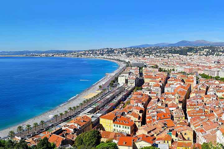 A Promenade des Anglais estende-se por sete quilômetros ao longo da Baía dos Anjos, na costa do Mar Mediterrâneo. Ela sintetiza o estilo de vida de Nice, na Riviera Francesa, com ciclistas, corredores e turistas ocupando suas largas calçadas. 
