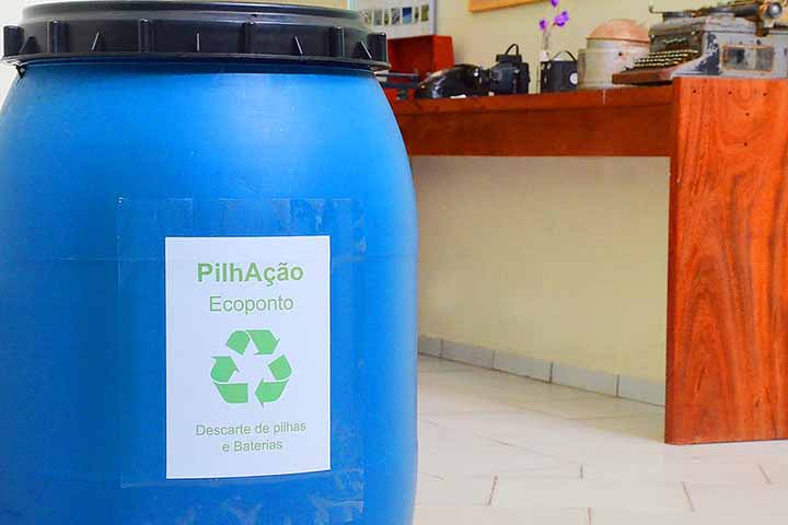 Plantas absorvem essas substâncias, animais consomem essas plantas e, eventualmente, os seres humanos também são afetados. A exposição contínua a esses elementos pode causar sérios problemas de saúde, como danos ao sistema nervoso, comprometimento dos rins, alterações hormonais e até doenças mais graves, dependendo do nível de contaminação.
