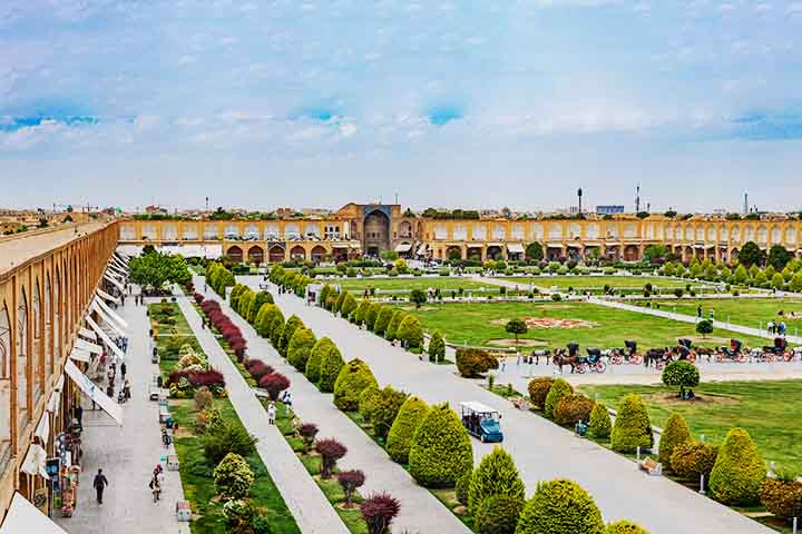 O Irã está no foco por causa do conflito com os Estados Unidos. Mas, quando os tempos são de paz, o país tem belezas tradicionais da antiga Pérsia que enchem o olhar. Os palácios e jardins persas não são apenas construções, mas símbolos de uma visão de mundo que valoriza harmonia entre homem e natureza. 
- Reprodução do Flickr Ninara