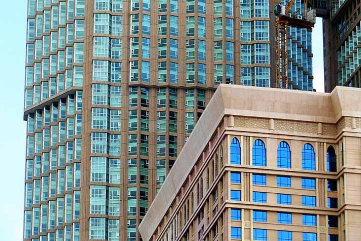 A arquitetura das Torres do Relógio possui detalhes refinados.- Abraj Al Bait Clock Tower , Meca, na Arábia Saudita - King Eliot/Wikimédia Commons