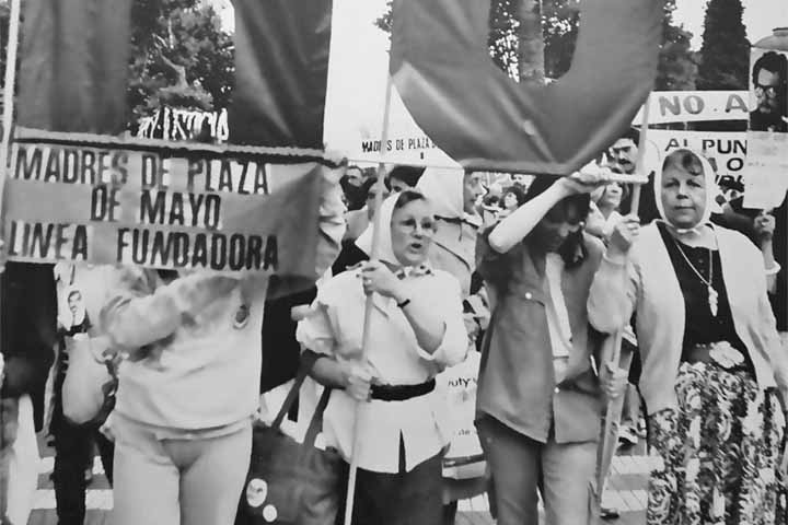 A ditadura militar na Argentina durou de 1976 a 1983 e, segundo organizações de direitos humanos, a repressão do regime provocou o desaparecimento de cerca de 30 mil pessoas. Em 1977, um grupo de mulheres fundou a Avós da Praça de Maio (Abuelas de Plaza de Mayo, no original), organização de direitos humanos que tem como objetivo principal identificar crianças sequestradas durante a ditadura. 
