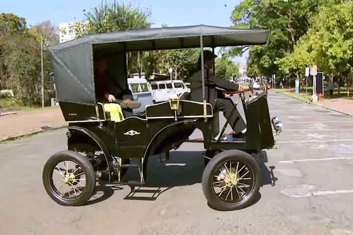 A legislação aprovada pelo município mineiro que extinguiu o uso dessas charretes prevê a oferta de passeios movidos a carruagens elétricas. No entanto, a nova modalidade ainda não tem prazo para entrar em funcionamento. 
