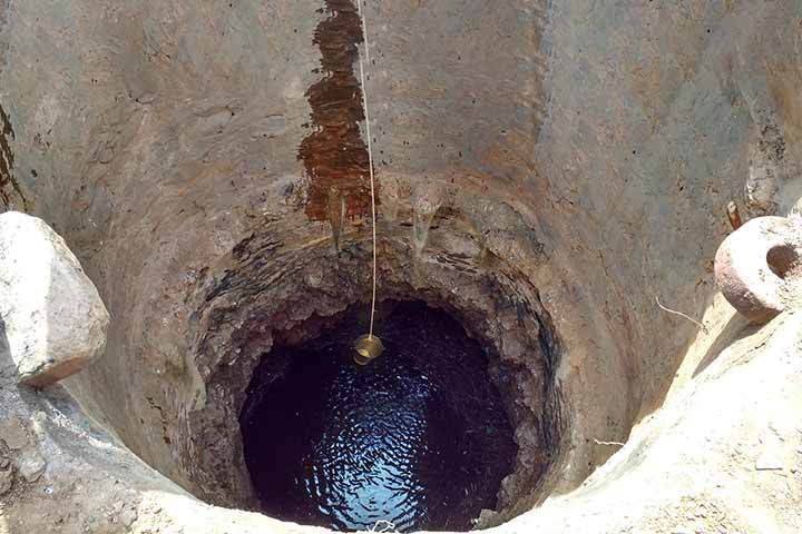 O lençol freático corresponde à zona subterrânea onde os poros do solo e das rochas estão saturados de água. Essa camada permeável, onde a chuva se infiltra, é fundamental porque alimenta cursos d’água superficiais e garante a disponibilidade de água em poços artesianos. Portanto, ele atua como elo entre a superfície e o subsolo, equilibrando o ciclo hidrológico.

&nbsp;

&nbsp;

&nbsp;