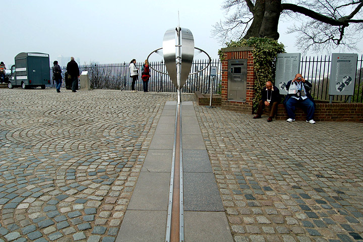 Localizado no bairro de Greenwich, no sudeste de Londres, é por ele que passa a linha imaginária que define a longitude 0º, dividindo o planeta Terra nos hemisférios oeste e leste, o chamado Meridiano de Greenwich. 

