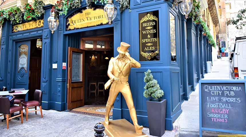 <p>Banhada pelo Mar Mediterrâneo, Malta encanta com ruas estreitas e unicolores, repletas de cafés e restaurantes que extravasam charme. Suas construções amareladas já serviram de cenário para filmes como “Gladiador<em>“</em> e séries como “Game of Thrones<em>“</em>. Assim, a ilha une beleza arquitetônica e atmosfera cinematográfica.</p>
