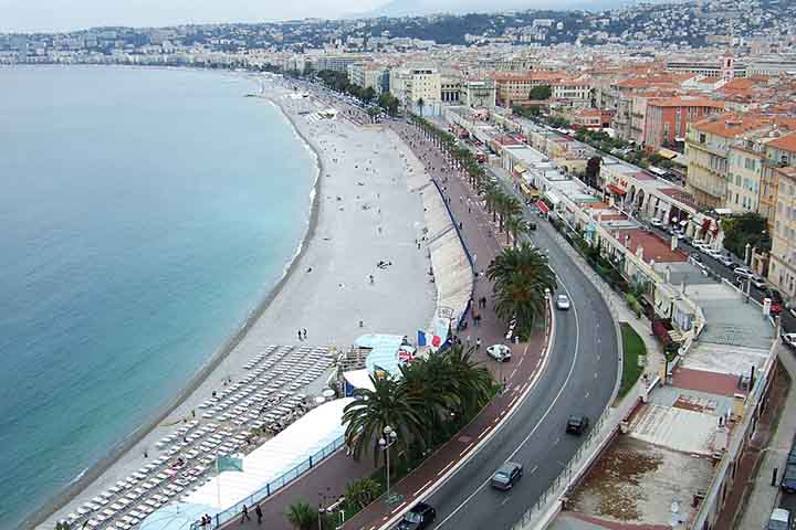 O nome Promenade des Anglais (“Passeio dos Ingleses”, em tradução livre)) remonta ao século 18, quando, atraídos pelo clima ameno, aristocratas britânicos frequentavam Nice e financiaram a construção de um passeio à beira-mar. 
