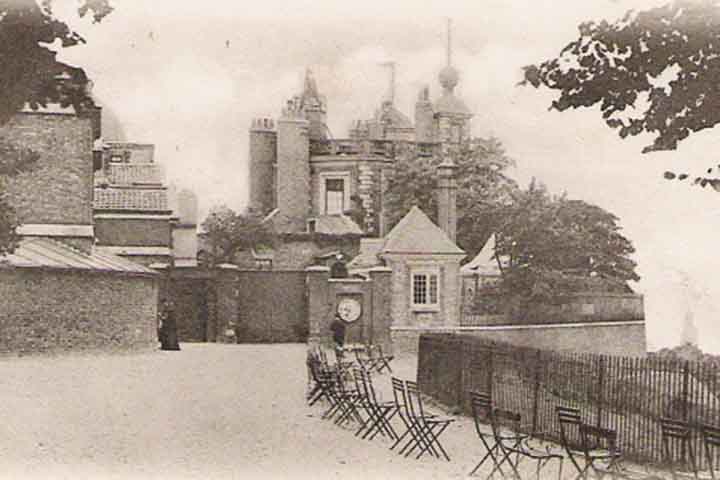 O Observatório Real de Greenwich foi construído em 1675, por determinação do rei Carlos II da Inglaterra, na época da expansão marítima europeia. O objetivo era determinar a longitude do mar, questão essencial para a atividade de navegação.
