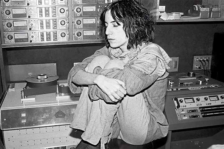 Patrícia Lee Smith, conhecida no universo artístico como Patti Smith, nasceu na cidade americana de Chicago, a mais populosa do estado de Illinois, em 30 de dezembro de 1946. 
