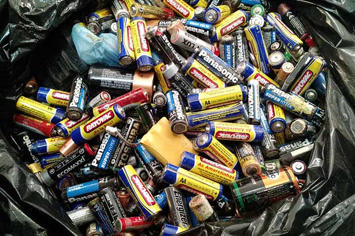 As pilhas contêm metais pesados como mercúrio, chumbo e cádmio, além de outros componentes químicos tóxicos. Caso descartadas no lixo doméstico, elas vão parar em aterros sanitários ou lixões irregulares, onde ficam expostas à ação do tempo. 

