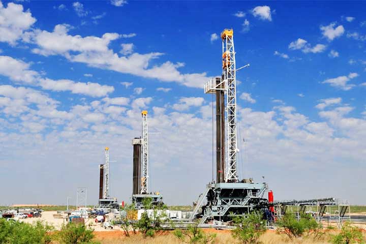 <p>Os Estados Unidos lideram a produção mundial, com destaque para o petróleo de xisto extraído principalmente no Texas e Novo México. Essa revolução tecnológica transformou o país em protagonista absoluto no mercado energético.</p>
