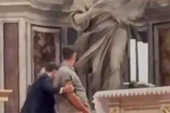 <p>Um ato de vandalismo dentro da Basílica, em fevereiro de 2026, reacendeu debates sobre segurança. Entretanto, o Vaticano almeja evitar a “militarização” de uma das igrejas mais visitadas do mundo, ainda dos tempos do Alto Renascimento italiano.</p>
<p>&nbsp;</p>
<p>&nbsp;</p>
<p>&nbsp;</p>
<p>&nbsp;</p>
