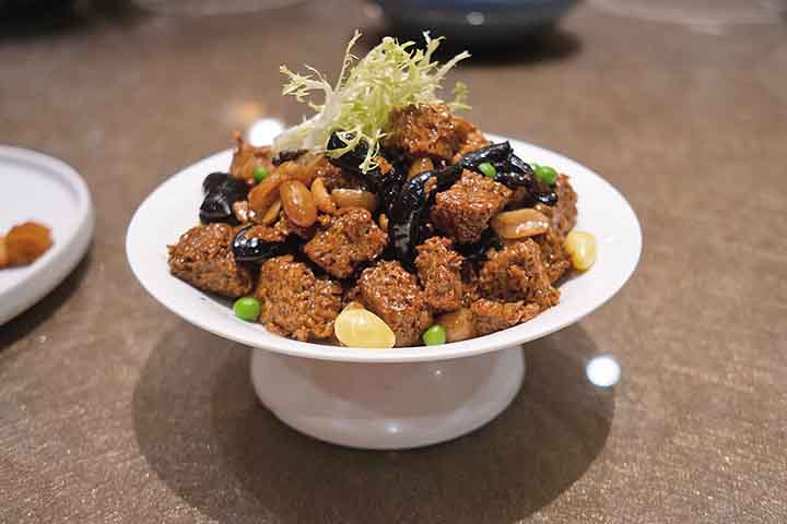 Com raízes na China e no Japão, onde monges budistas o utilizavam há séculos como substituto da carne, o seitan ganhou popularidade e se espalhou para o Ocidente, especialmente entre vegetarianos e veganos. Sua história reflete tanto tradição cultural quanto adaptação às necessidades modernas.