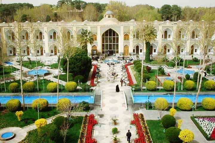 <p>Os jardins persas foram concebidos como reflexos do paraíso, onde água, sombra e flores se equilibram. Cada espaço se torna um microcosmo de ordem e serenidade, bem como a geometria rigorosa transmite a ideia de eternidade. Assim, o visitante sente que caminha em um mundo idealizado.</p>
